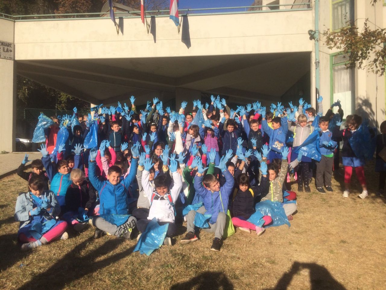 Studenti puliscono strade e parchi della città