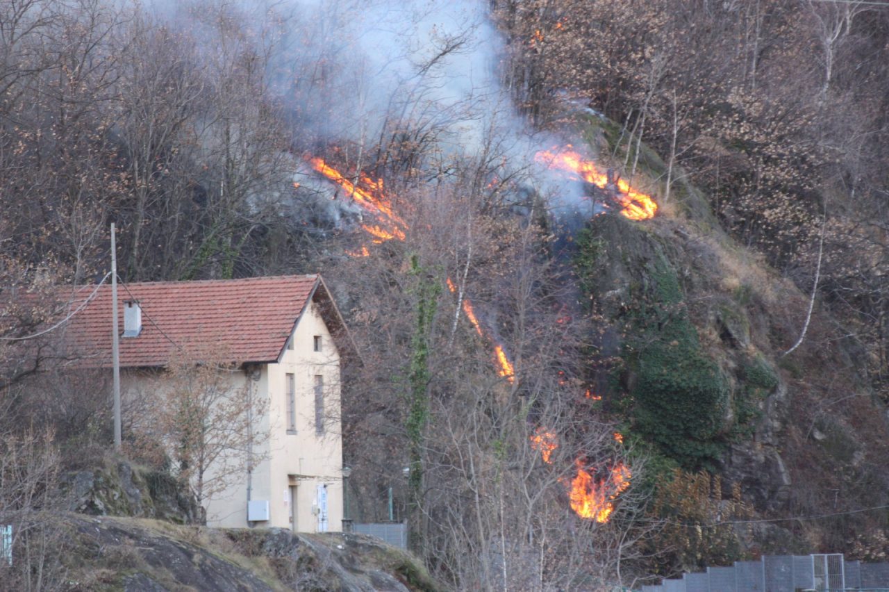 Incendi Pont e Cuorgnè si lavora ancora