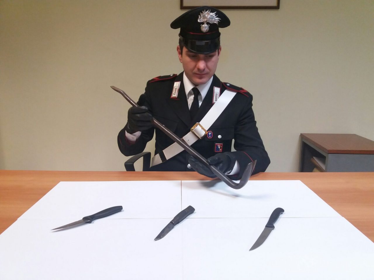 Denunciati eporediesi trovati in possesso di oggetti atti a offendere