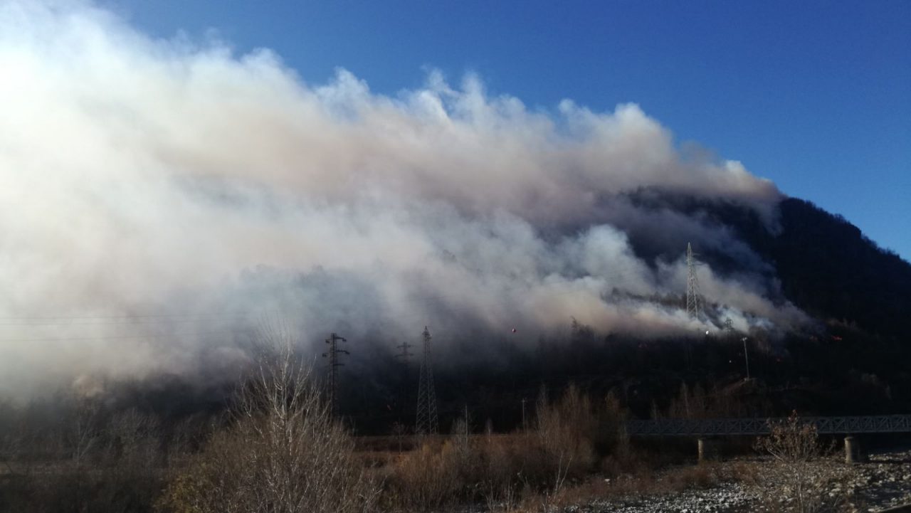 Incendio a Campore il vento lo ha riattivato | Fotogalley