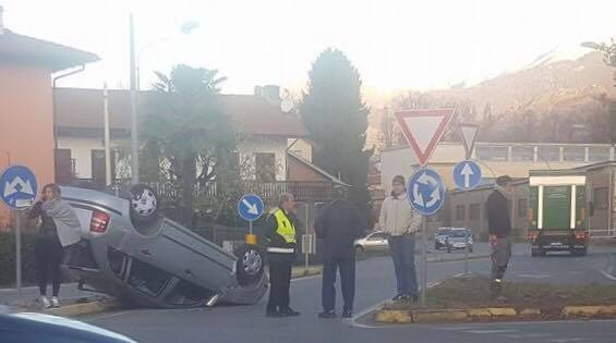 Auto si ribalta alla rotonda di Mathi