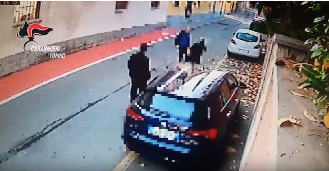 Aggredisce moglie davanti ai carabinieri