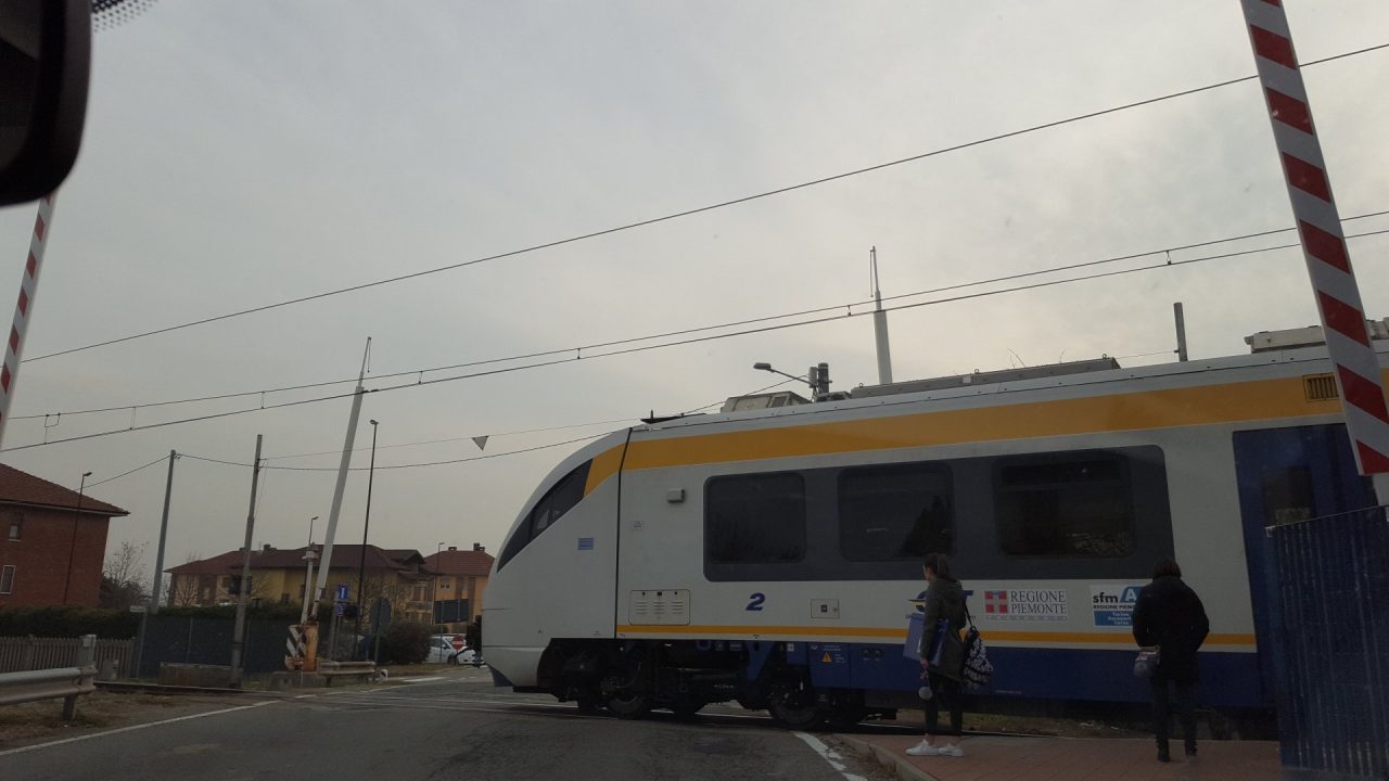 Treno fermo blocca la strada ma le sbarre si alzano