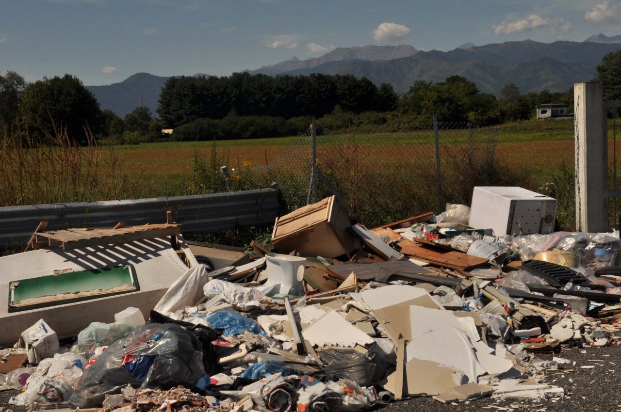 Foto trappola a chi abbandona i rifiuti