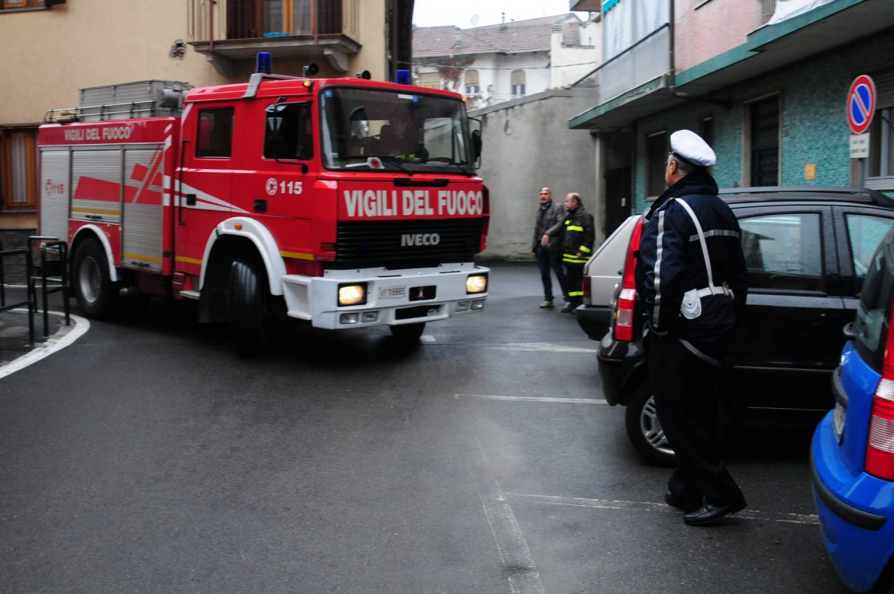 Crolla una tettoia in una scuola a Torino