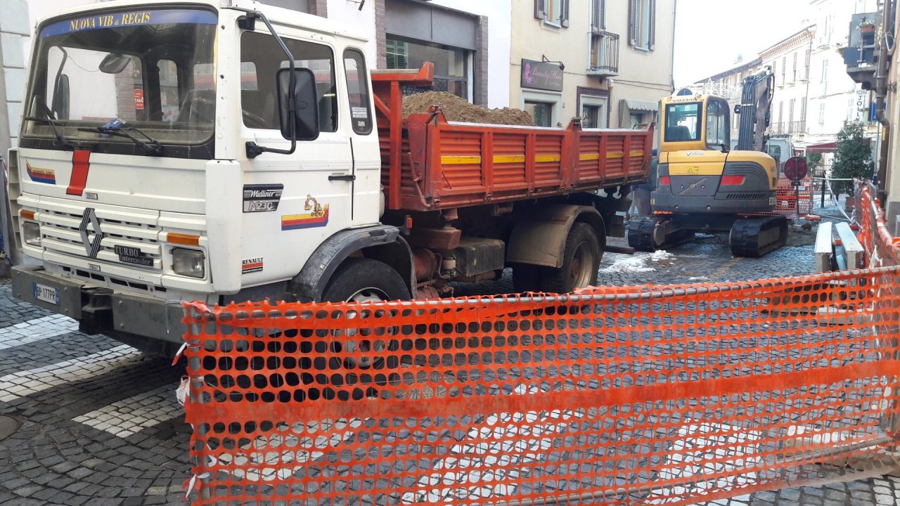 Cedimento strada lavori in corso in via Nigra