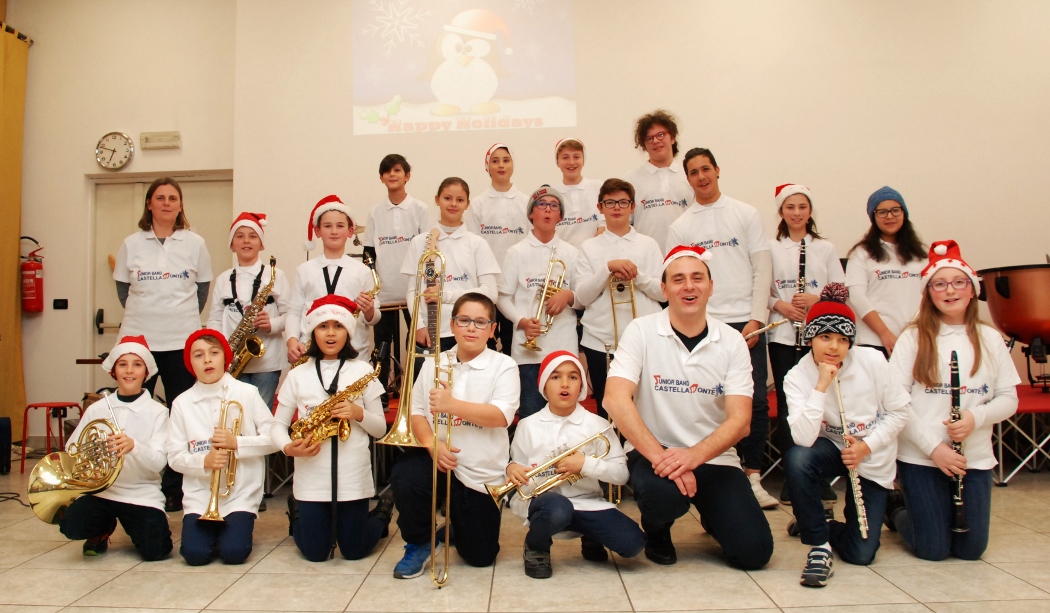 Junior band esibizione natalizia da standing ovation