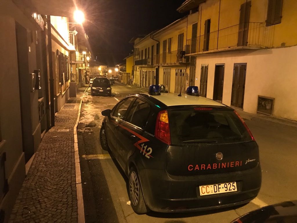 Minaccia suicidio barricato in casa