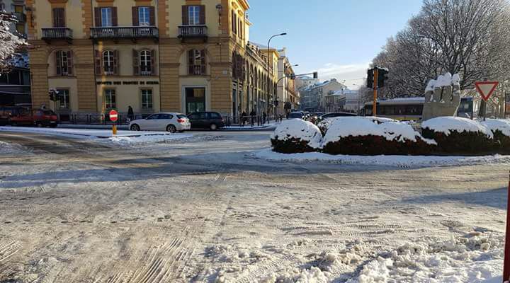 Centro Ivrea come una pista di pattinaggio