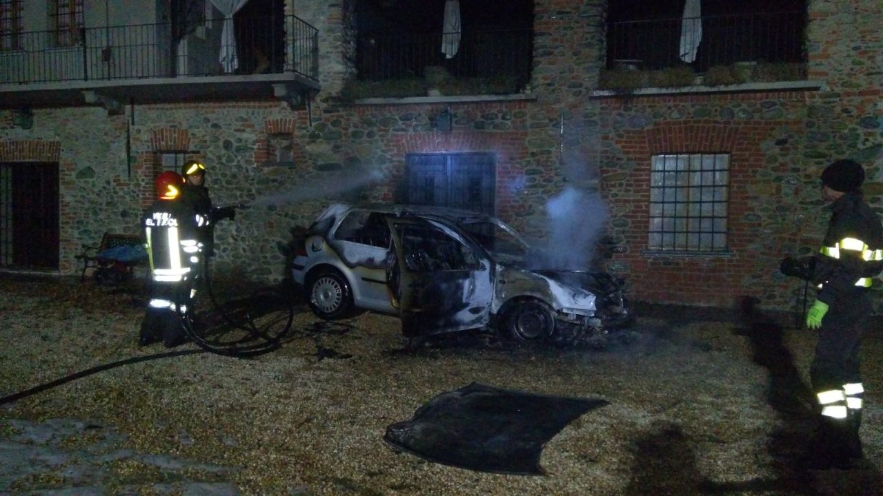 Auto in fiamme nella notte