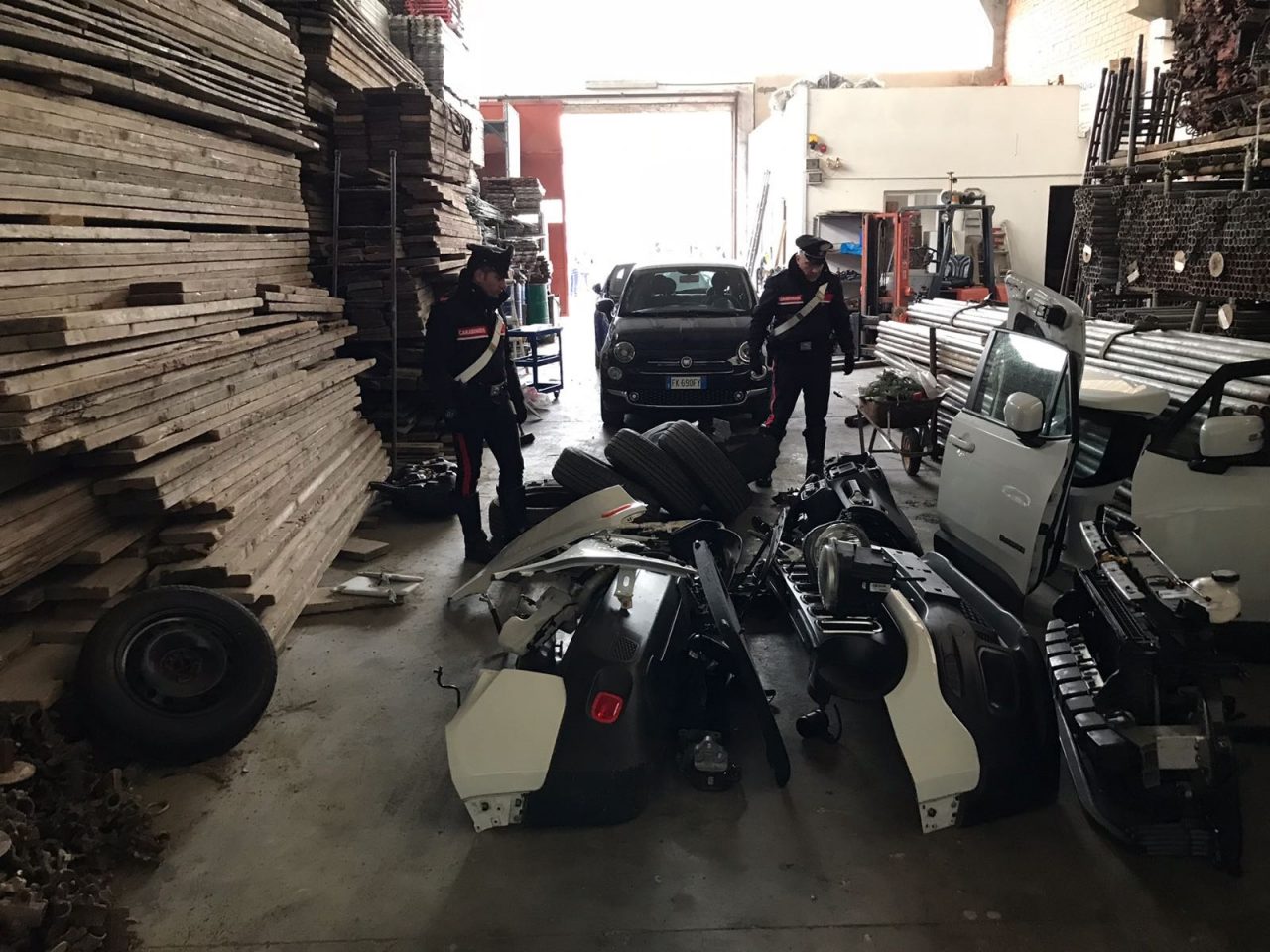 Magazzino auto rubate a Leini