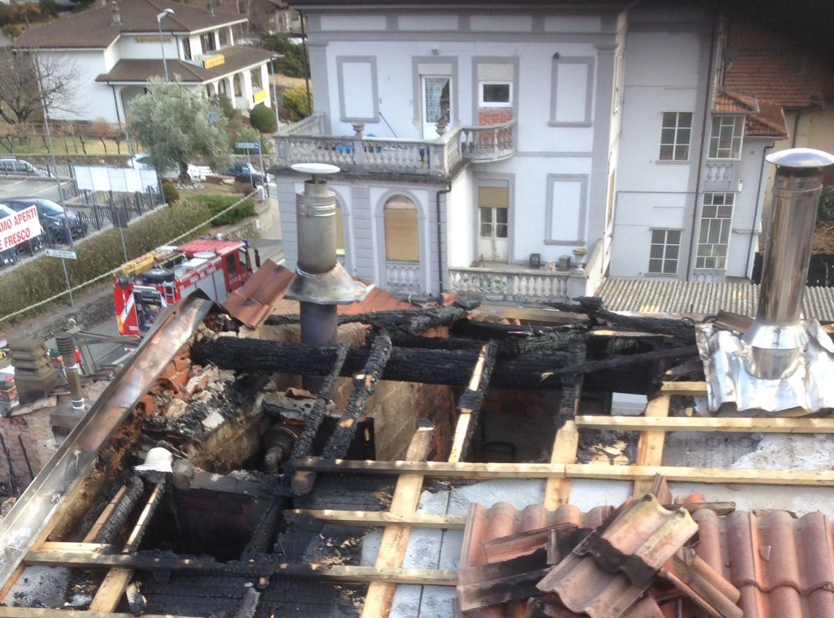 Incendio tetto evacuate famiglie