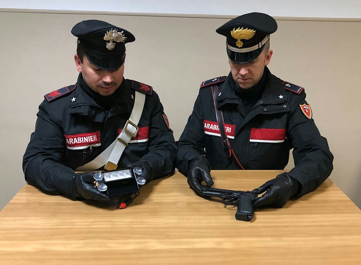 Giovane denunciato sull’auto il lampeggiante come i poliziotti