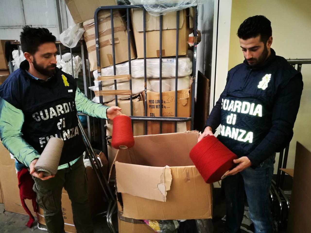 False etichette le Fiamme Gialle sequestrano migliaia di abiti