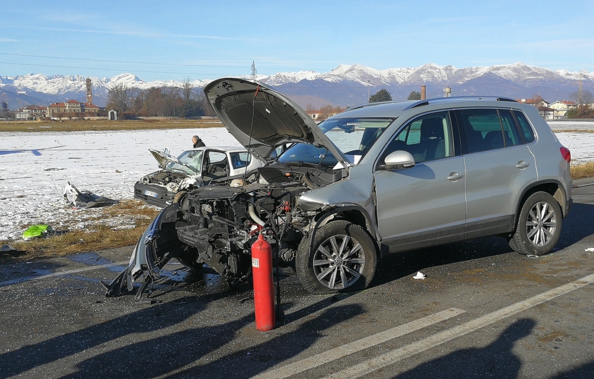 Incidente stradale due persone ferite nel terribile schianto
