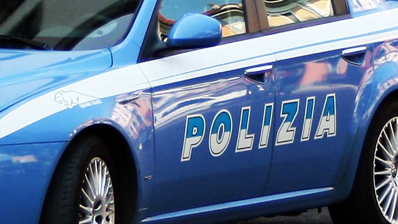 Tenta di ingoiare ovuli di crack per sfuggire alle manette