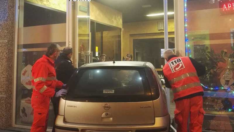 Ubriaco danneggia vetrata della sala giochi | Foto