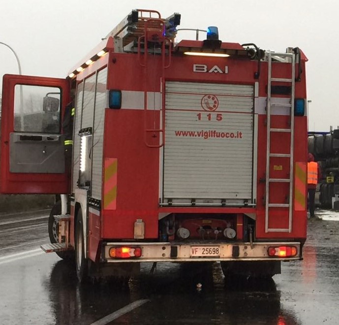 Contromano si scontra con  tre auto
