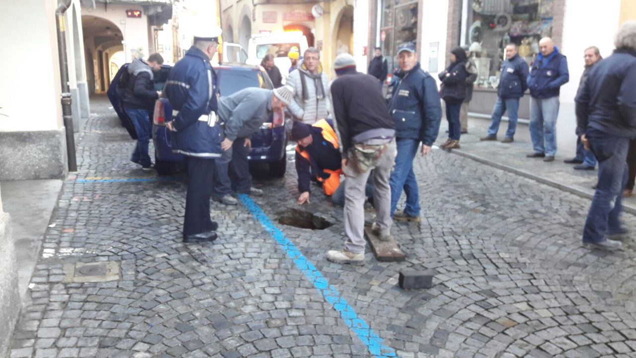 Voragine a Castellamonte in via Nigra