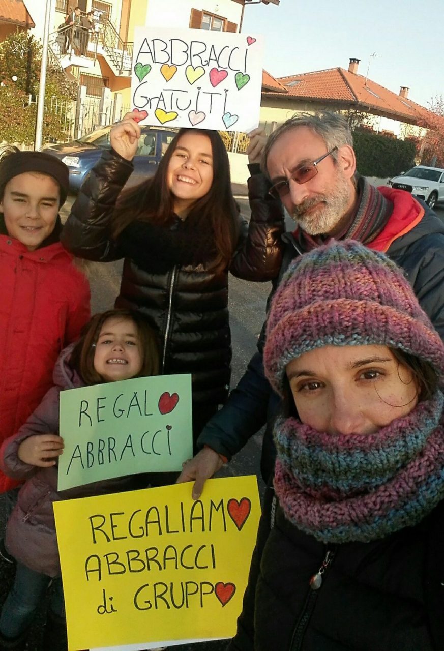 Abbracciamo le persone per strada, così si vince la diffidenza