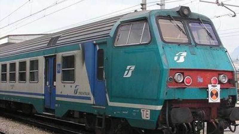 Auto travolta da treno a Torino