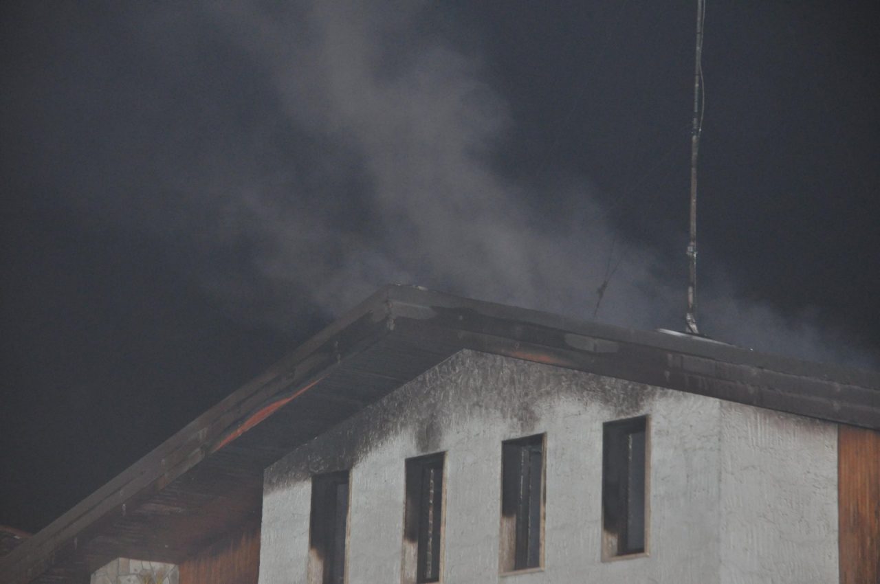 Incendio tetto danneggiata abitazione in via Martiri