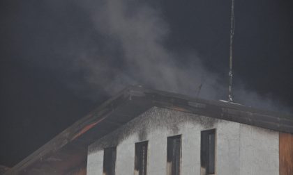 Incendio tetto danneggiata abitazione in via Martiri