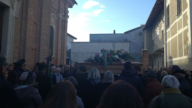Funerali Ballario una folla commossa per l’ultimo saluto a Gigi | Video