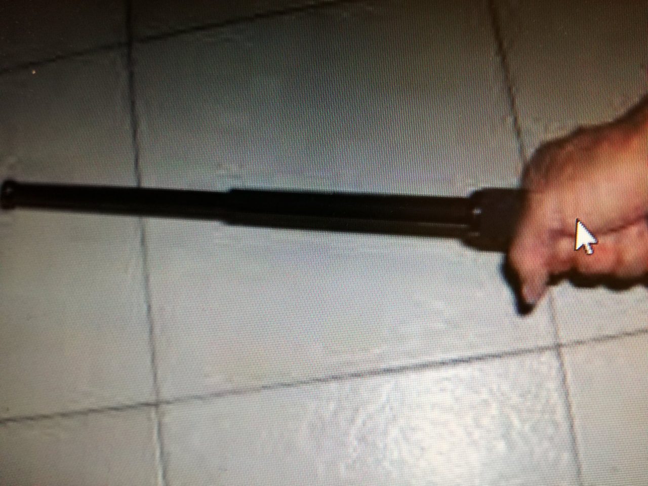 Danneggia auto col manganello