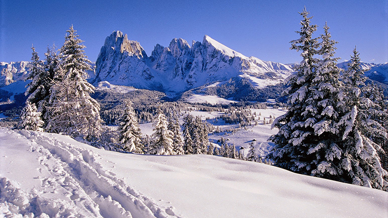 Soccorsi migranti sulle montagne al confine con la Francia