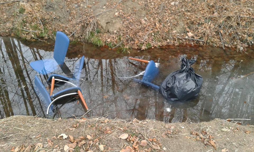 Sedie gettate nel torrente lungo la ciclabile