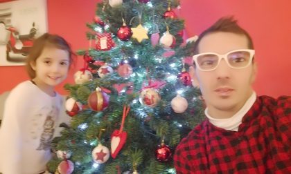 Un selfie davanti all'albero di Natale o Presepe