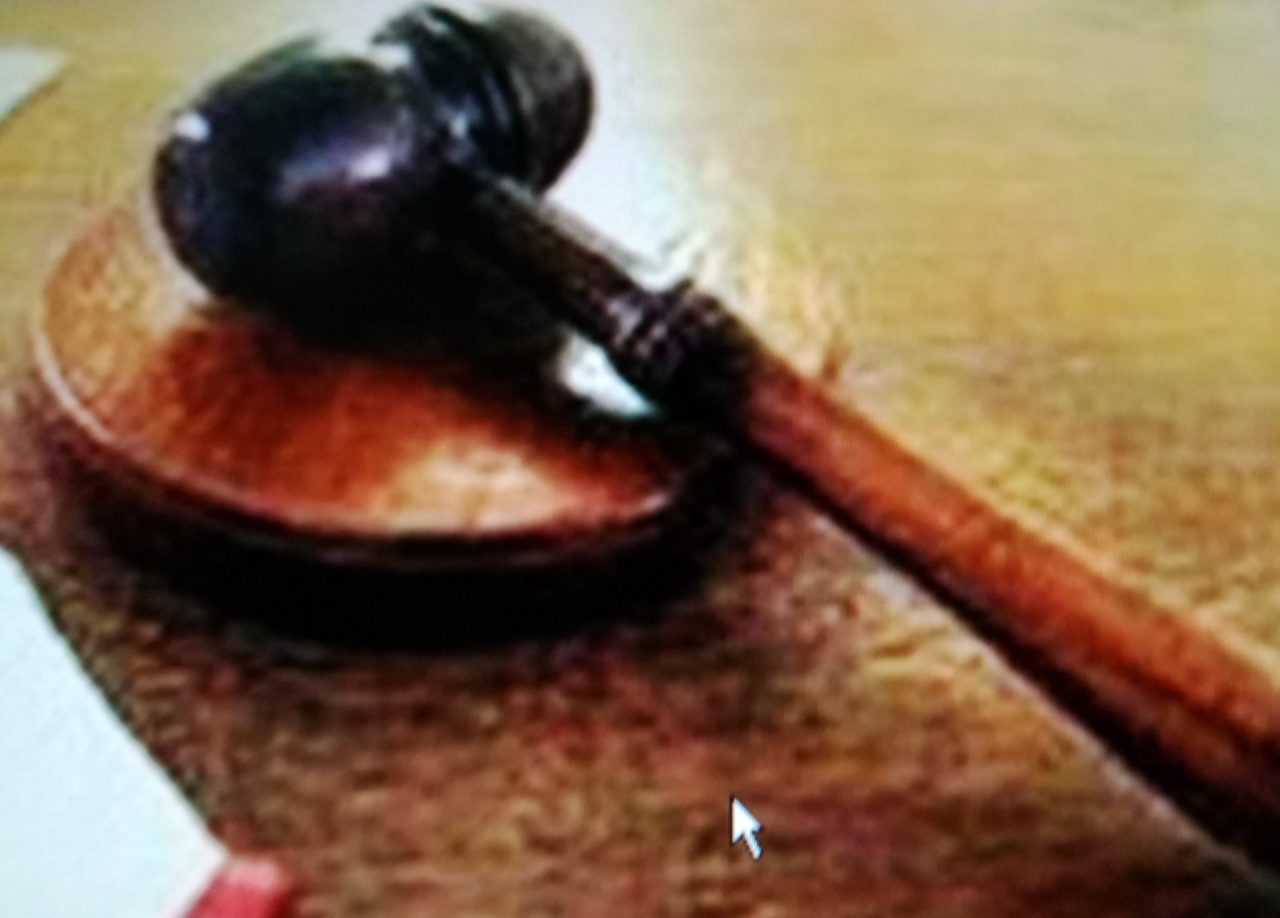 Scaglia contro moglie bottiglia di vino