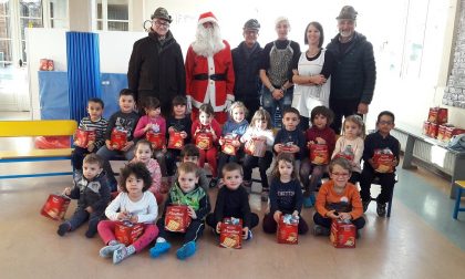 Valperga: Babbo Natale alpino porta gli auguri a scuola