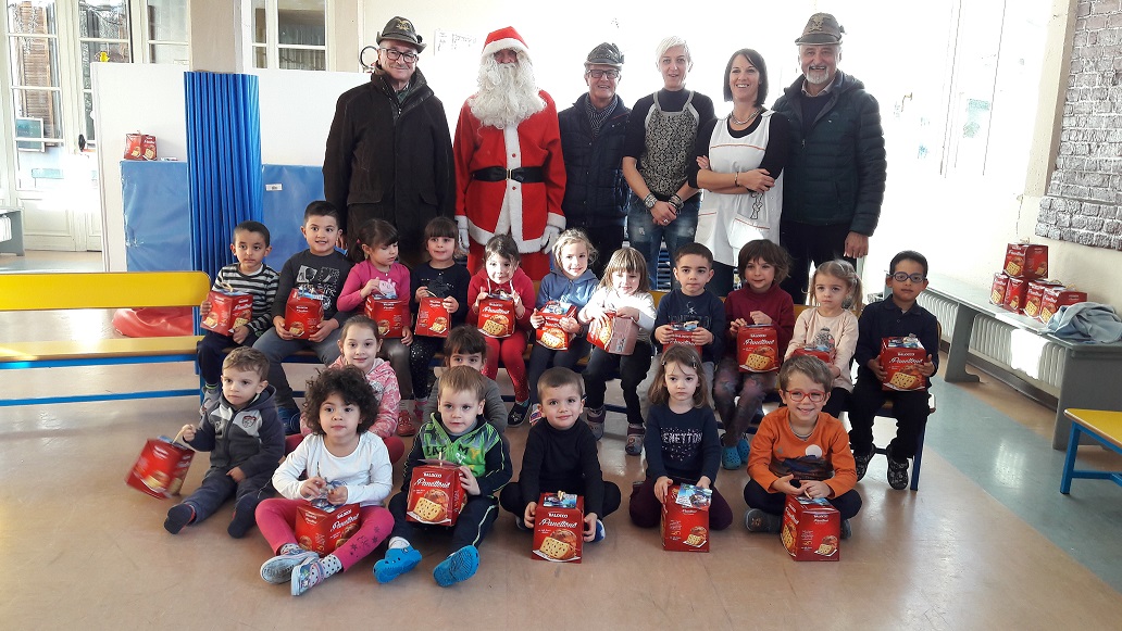 Valperga: Babbo Natale alpino porta gli auguri a scuola