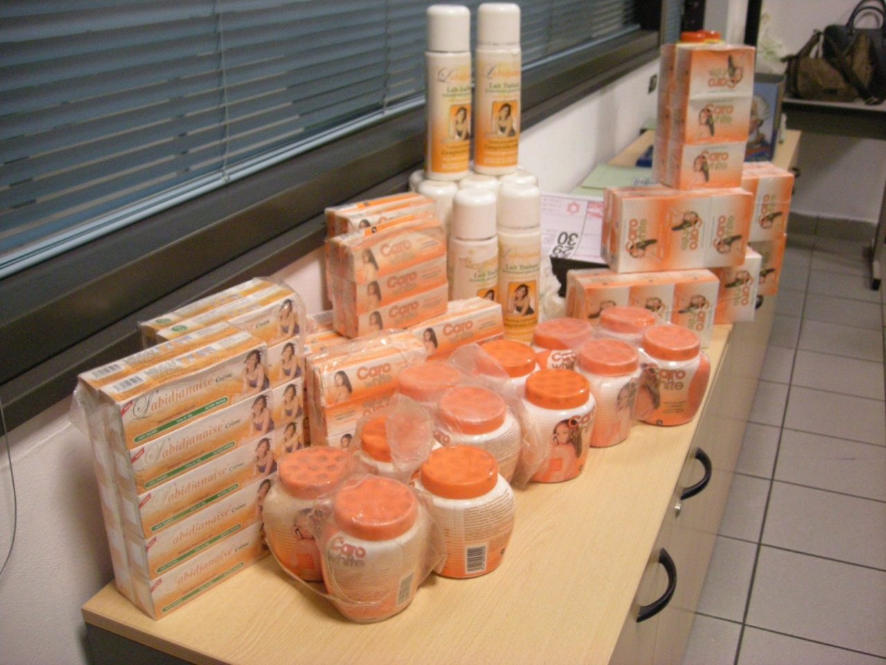 Sequestrati cosmetici illegali  a Caselle
