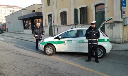 Aggredisce per due volte i vigili arrestato