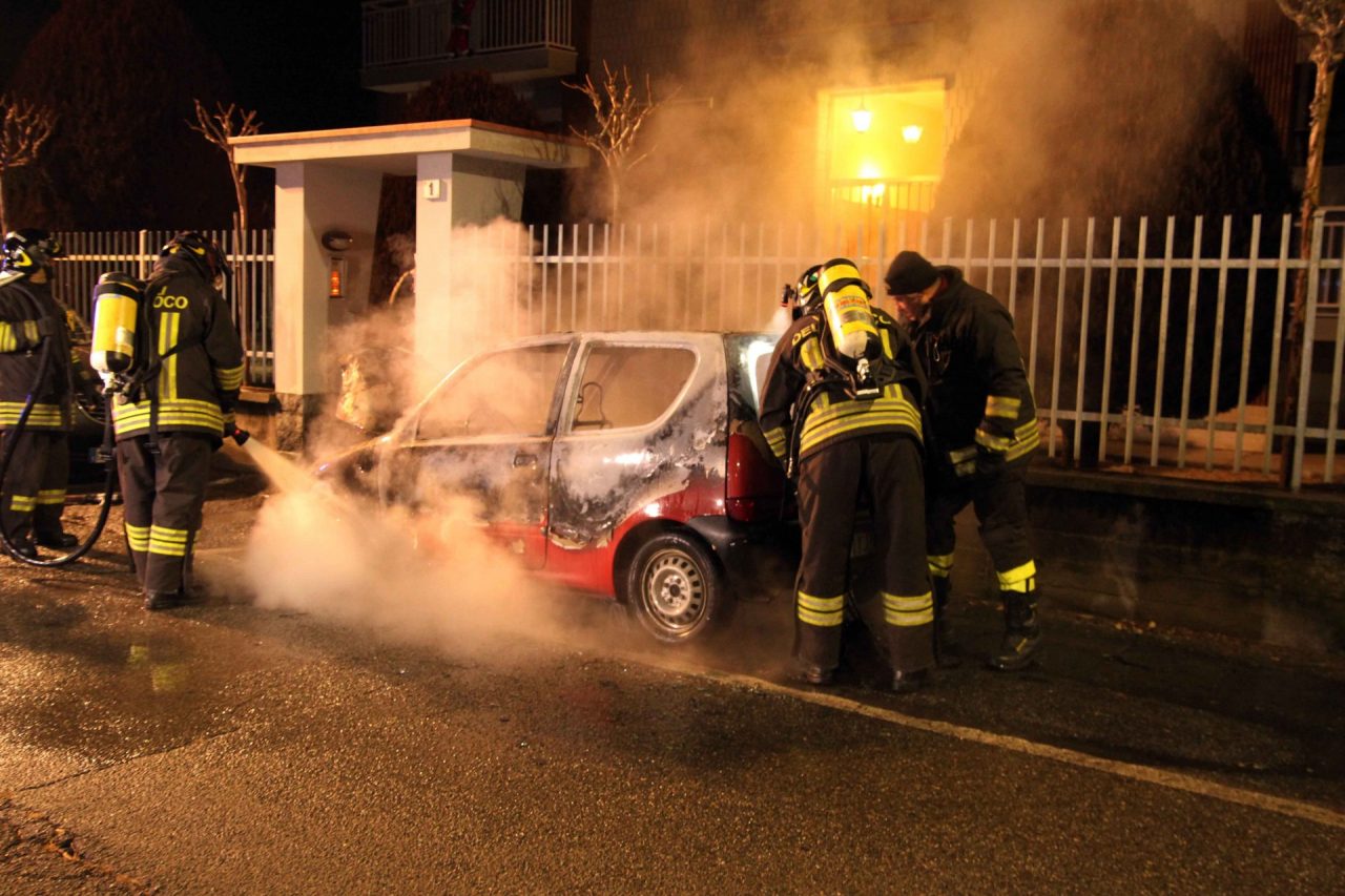 Auto in fiamme di notte riunione sicurezza a Ciriè