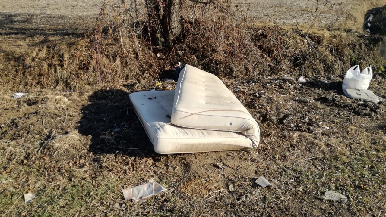 Immondizia abbandonata sulle strade del Canavese