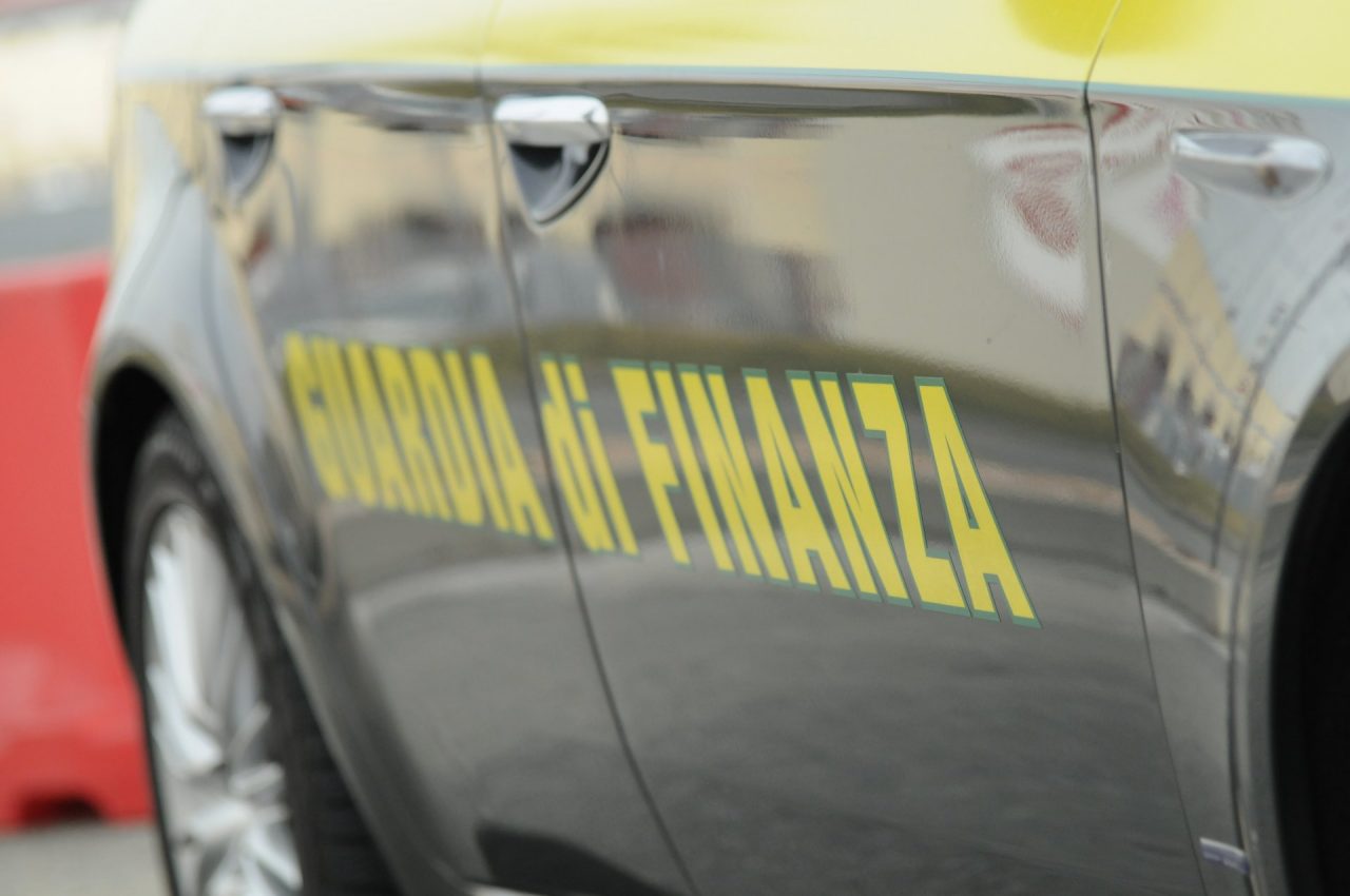 Prega in strada poi aggredisce finanzieri