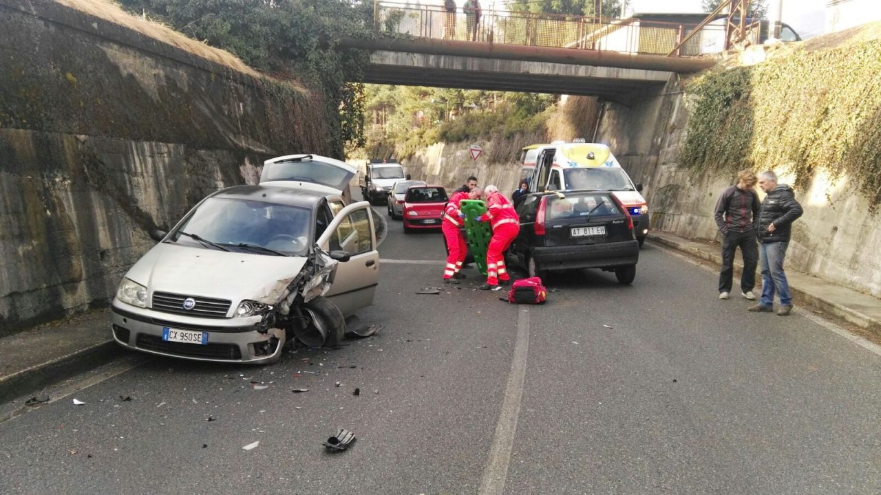 Scontro tra auto a Forno due i feriti