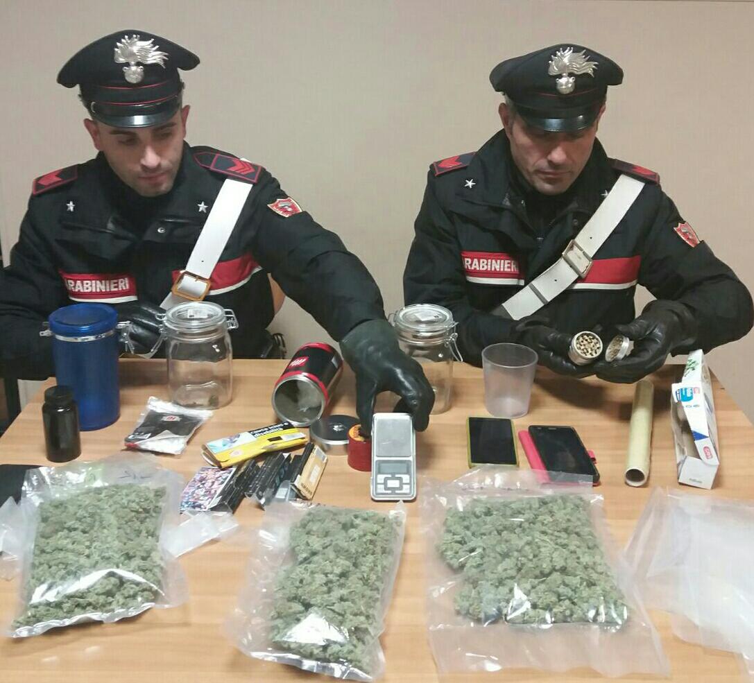 Nascosti sotto le maglie tre etti di marijuana