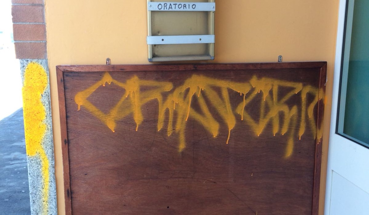 Vandali in azione imbrattato muro dell’oratorio
