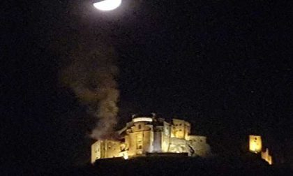 Sacra di San Michele a fuoco nella notte