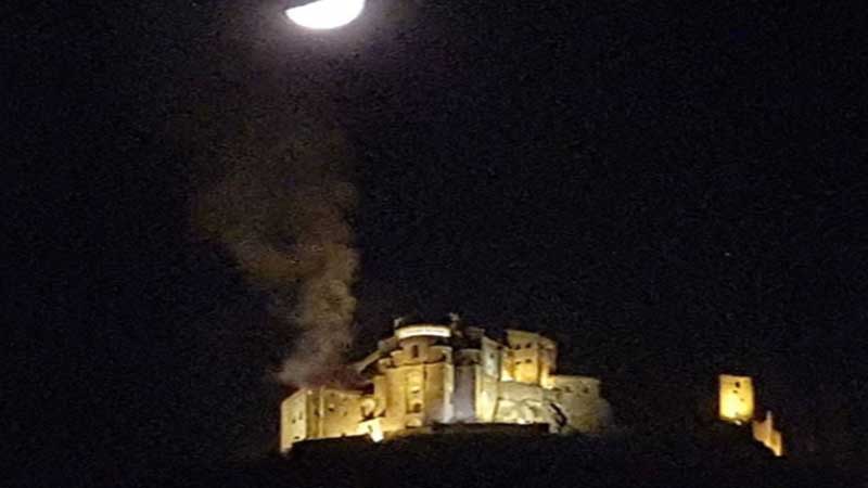 Sacra di San Michele a fuoco nella notte