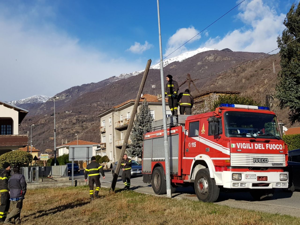 Palo pericolante pompieri intervengono a Borgofranco