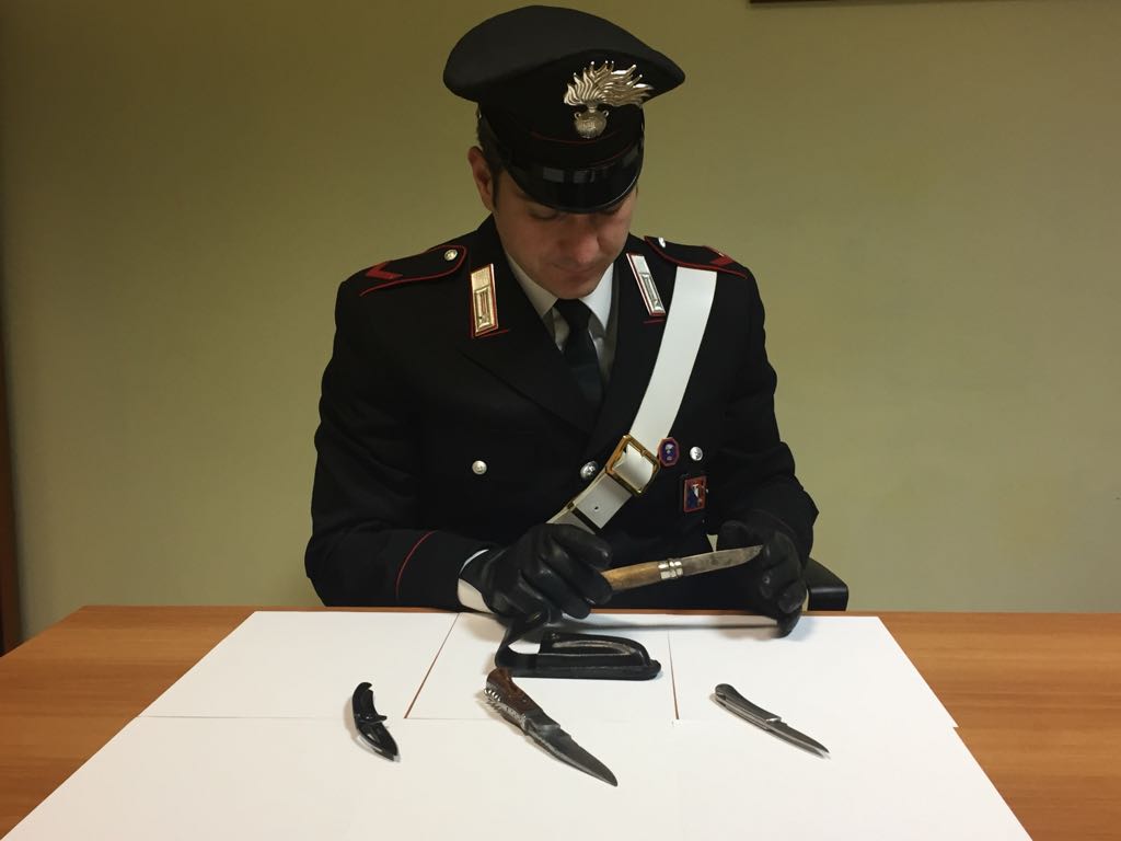 Coltelli a serramanico in macchina: denunciato operaio