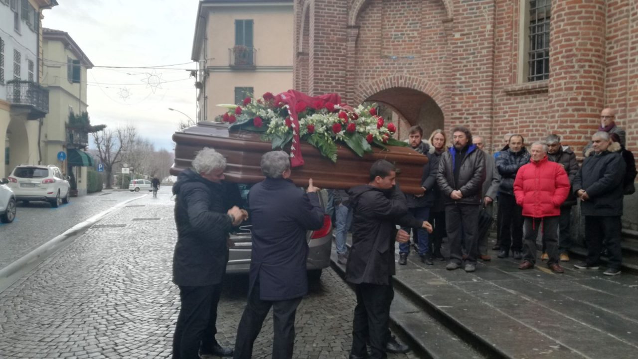 Funerali Bollero una folla commossa ad accompagnare il feretro | Video