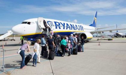 Ryanair bagaglio a mano: solo borse, il trolley va imbarcato