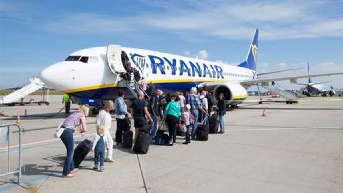 Ryanair bagaglio a mano: solo borse, il trolley va imbarcato